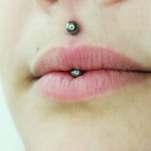 jestrum lip piercing
