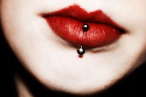 vertical labret lip piercing